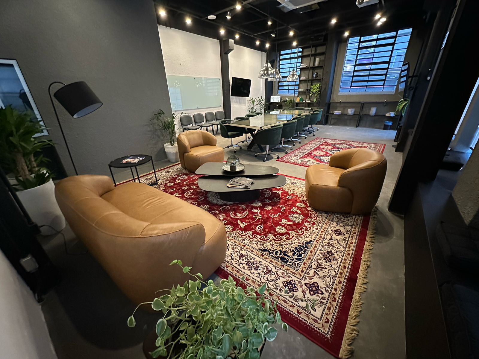 Sala Jardim, ambiente de reunião com árvore central e tapete