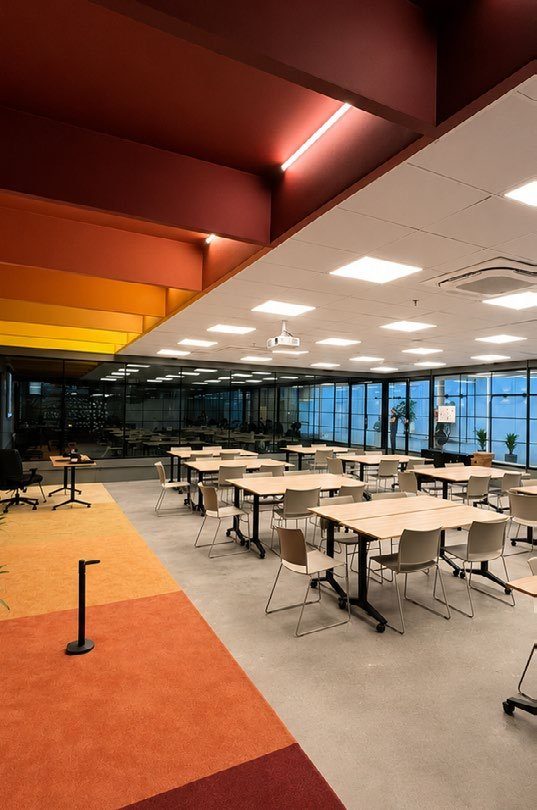 Sala de aula do Instituto Caldeira com mesas e cadeiras