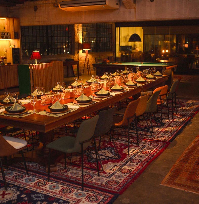 Mesa longa montada para jantar no 4º Andar